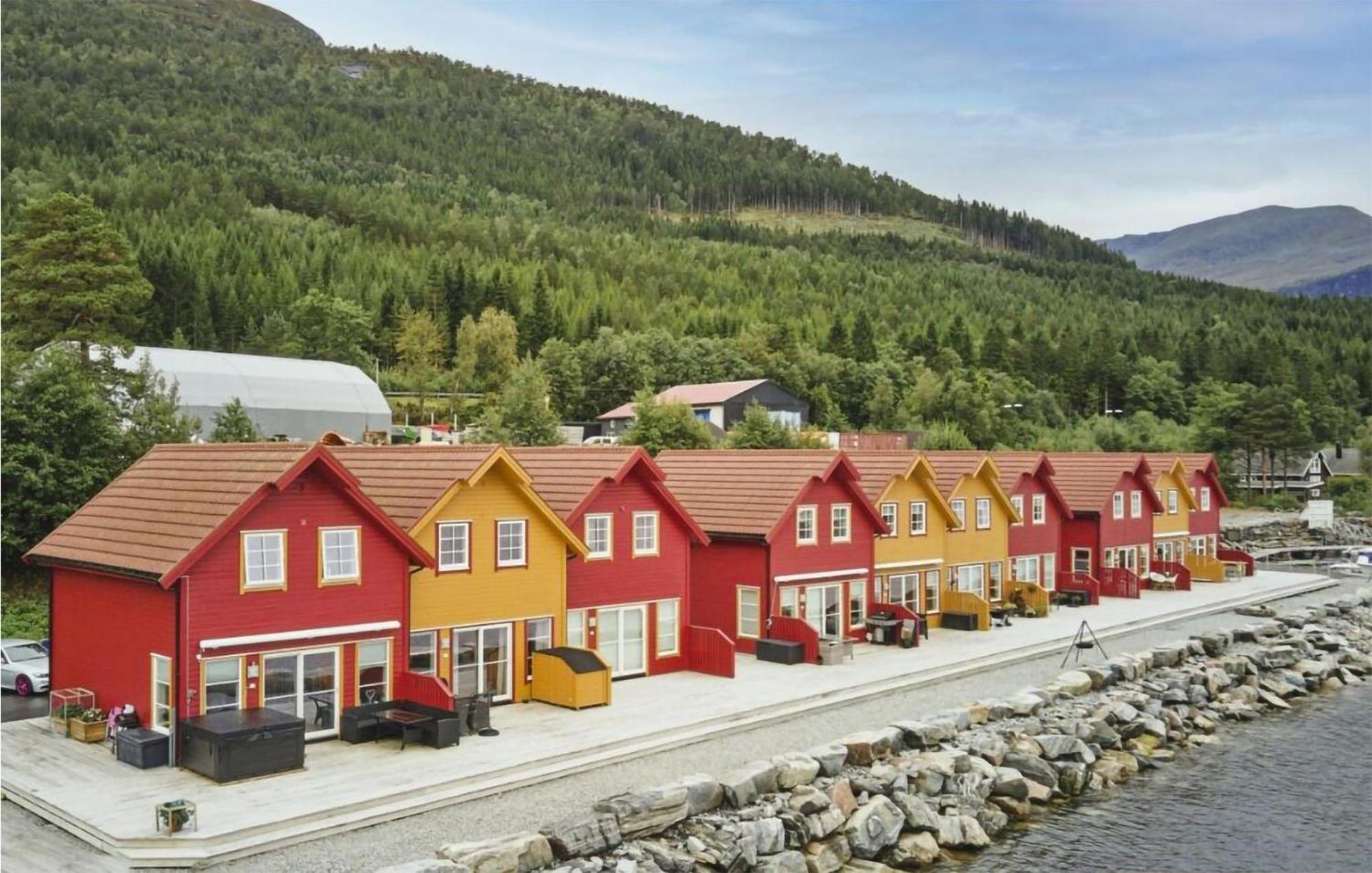 Gorgeous Home In Eidsvag I Romsdal With Kitchen Exterior photo